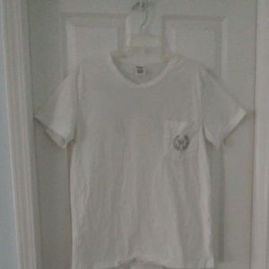 💜PINK tee w/ lots of detail.